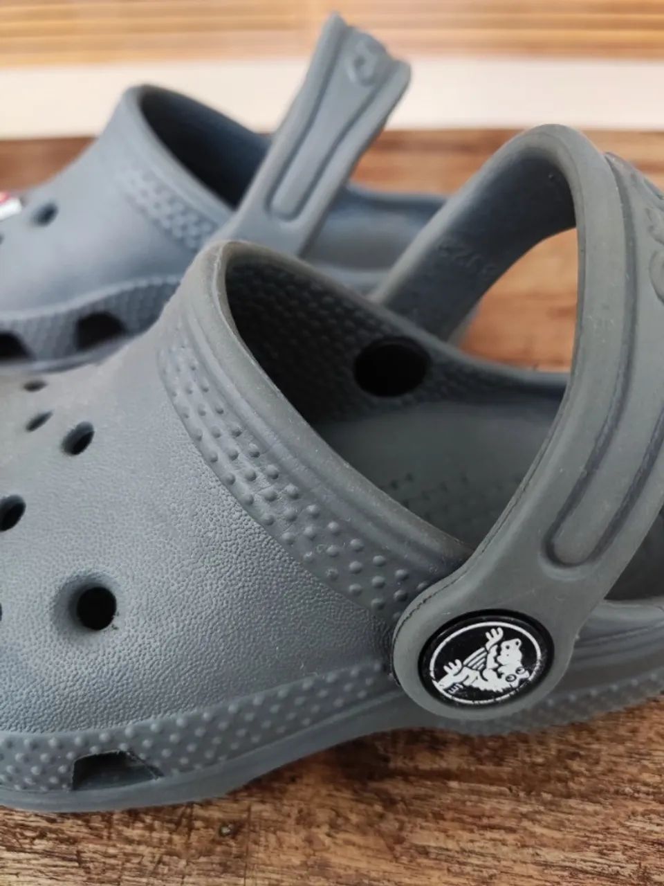 Sandália CROCS Little Baby cinza - tamanho C7 - Foto 5