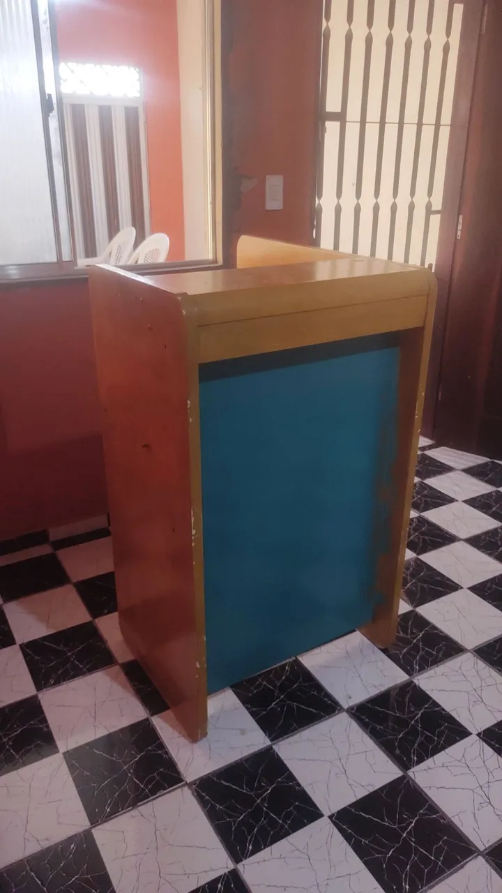 Balcão de madeira com detalhes em amarelo