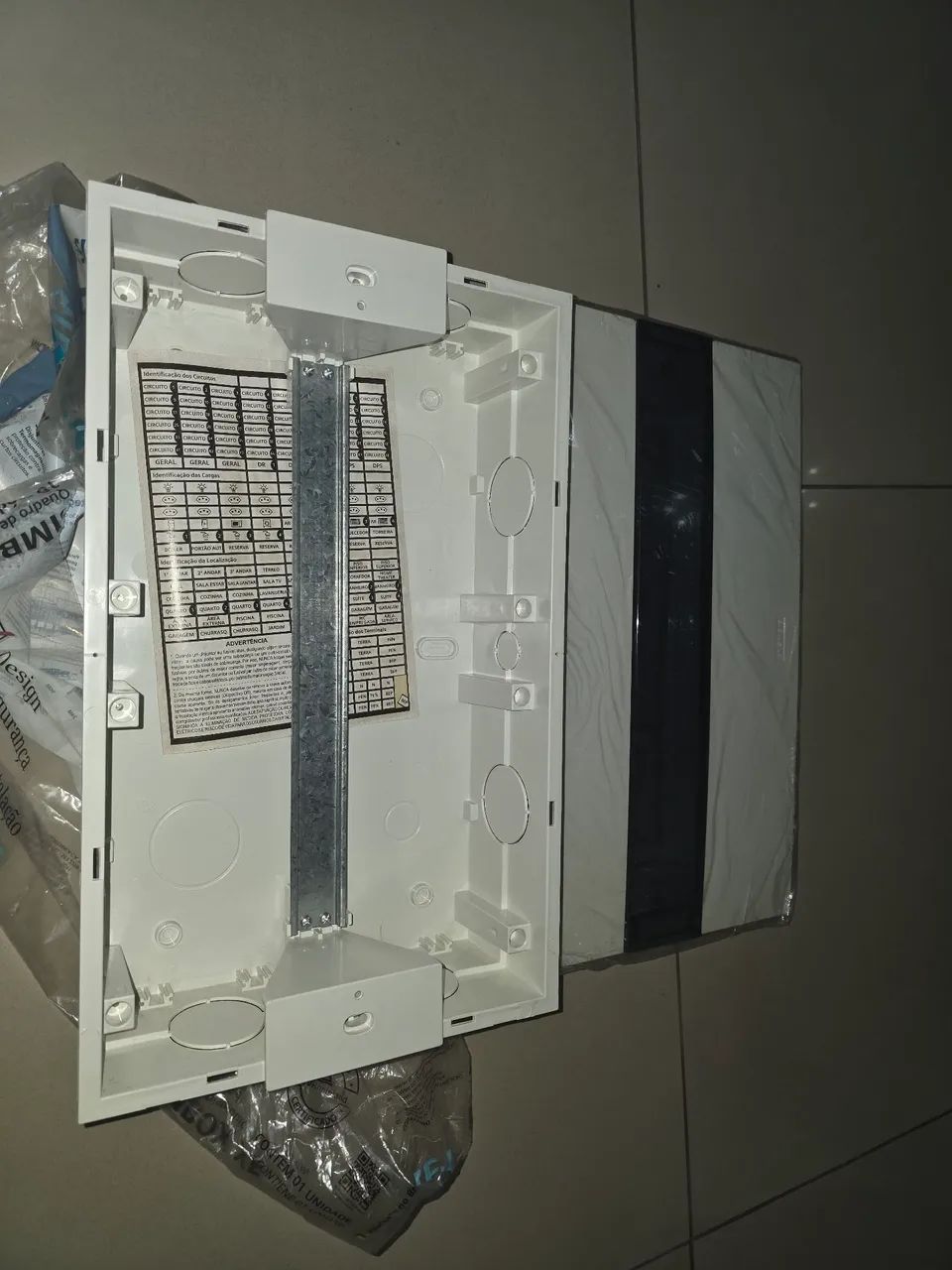 Caixa de Disjuntores Siemens Simbox XF para 18 módulos de disjuntores IEC/DIN - Foto 2