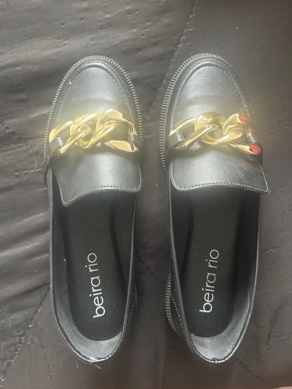 Sapatos Loafer Beira Rio Preto com Detalhe Dourado