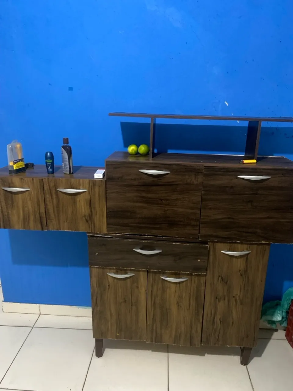 Armário de madeira com 6 portas e 1 gaveta