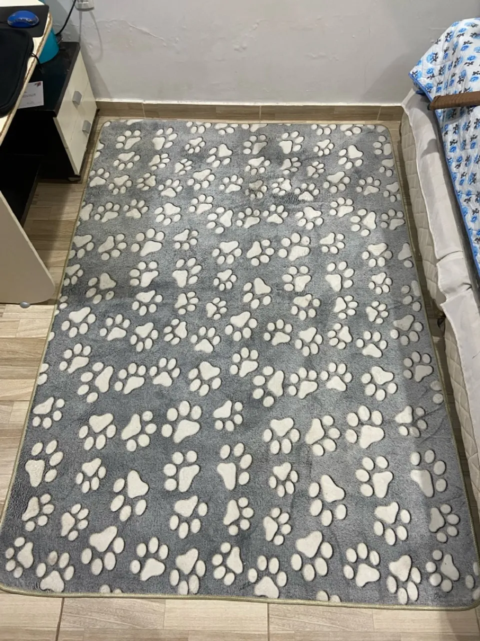Tapete cinza com estampa de patinha