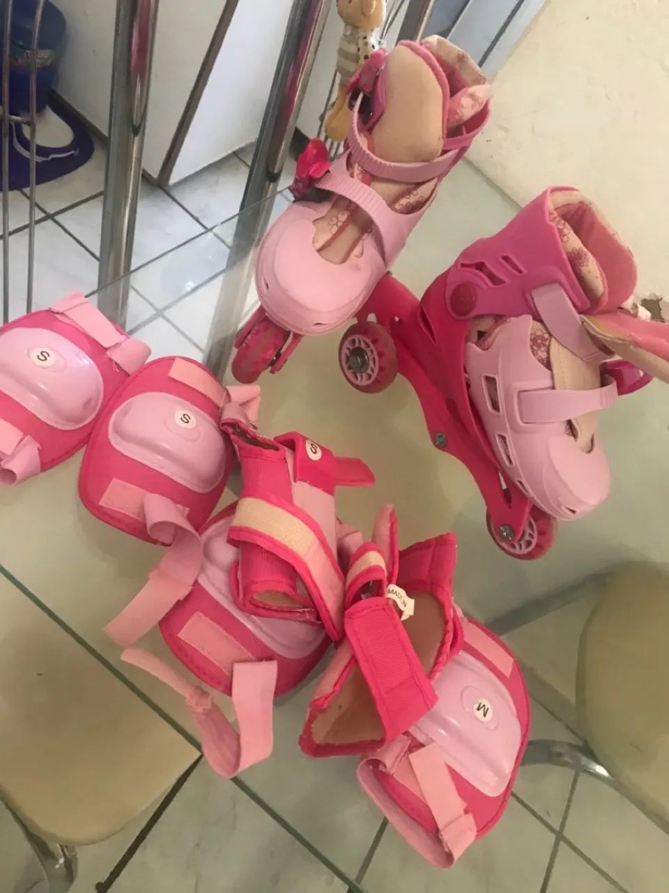 Patins rosa com acessórios de proteção - Foto 2
