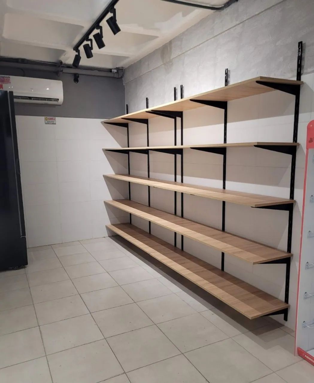 Prateleiras de MDF com suporte .