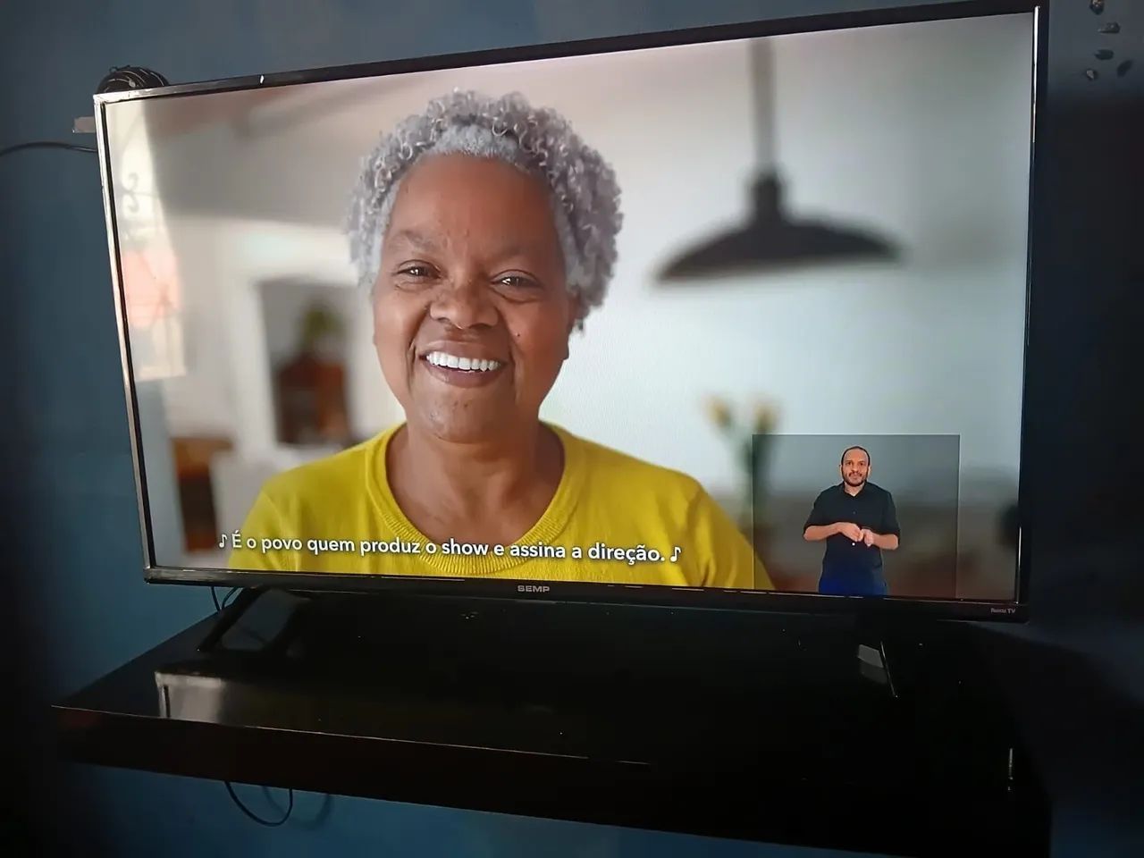 Vendo tv hoje 43 polegadas semp ela é smart 1000 reais  - Foto 2