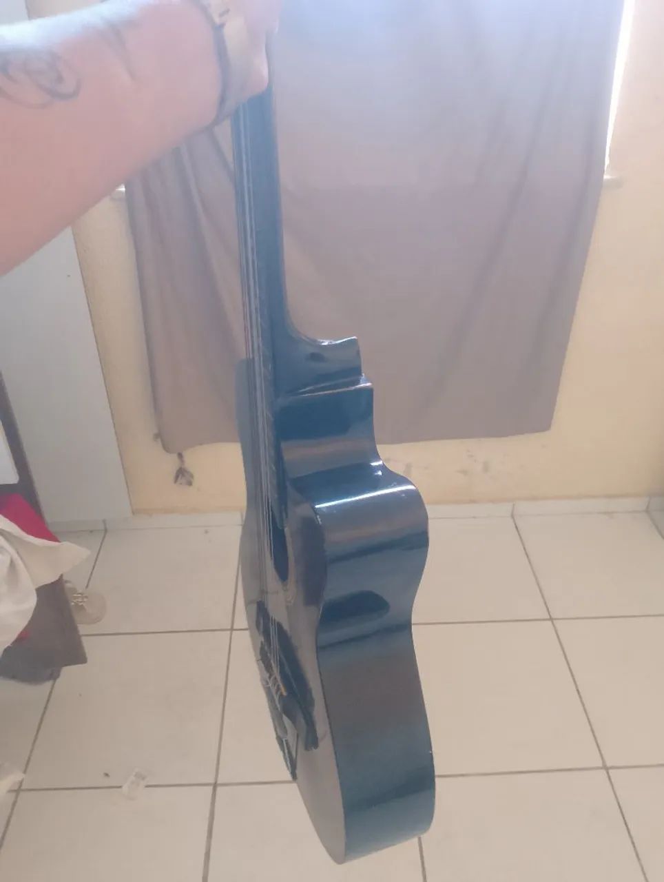 Violão bem conservado 