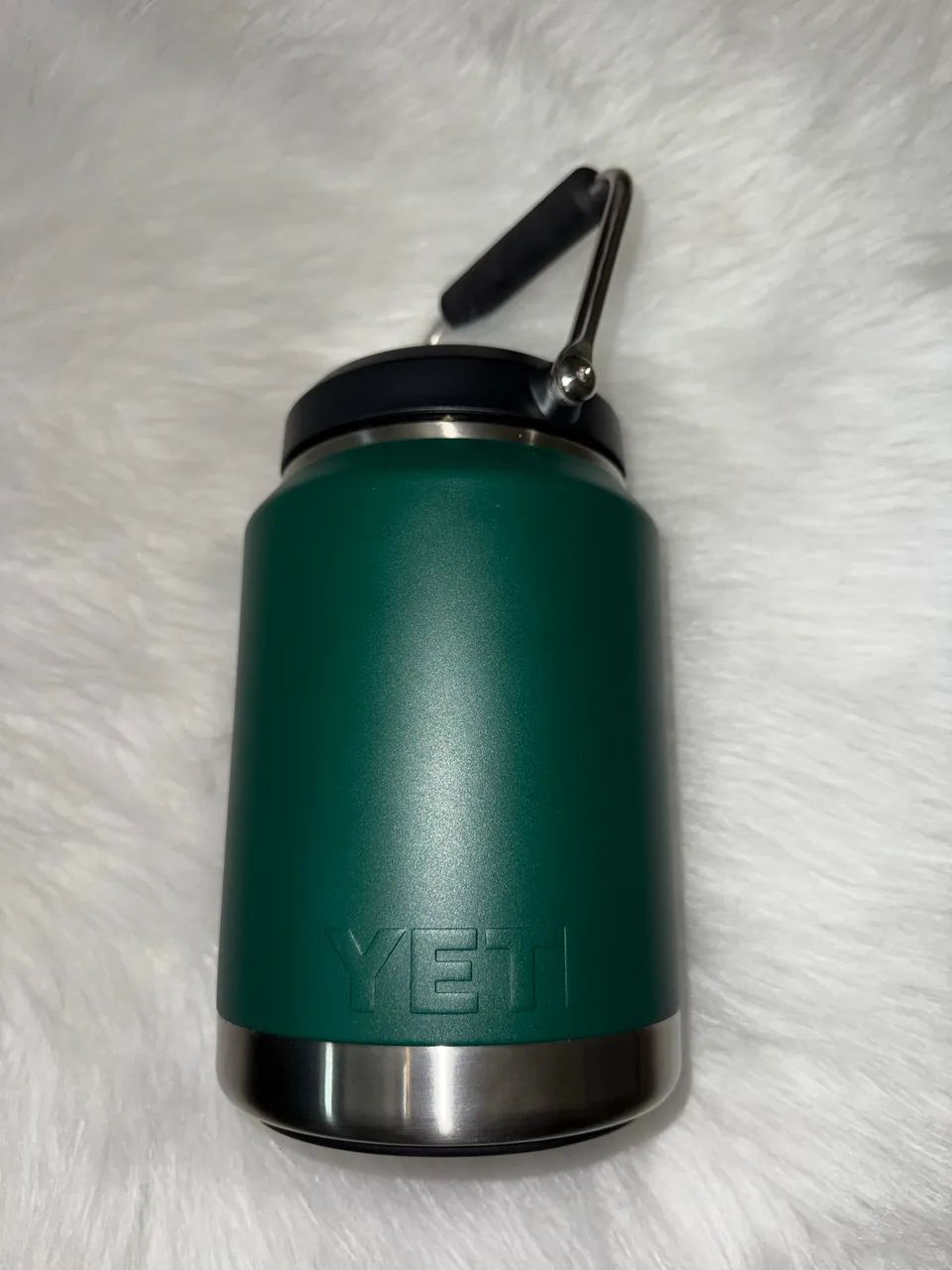 Garrafa térmica YETI Rambler Meio Galão Aço Inoxidável - Verde Floresta  - Foto 4