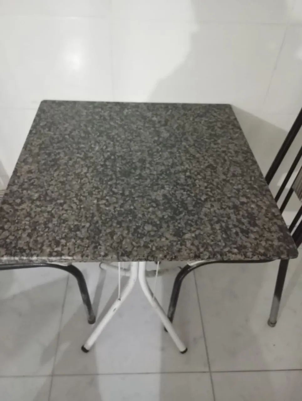 Mesa de mármore + 2 cadeiras - Foto 2