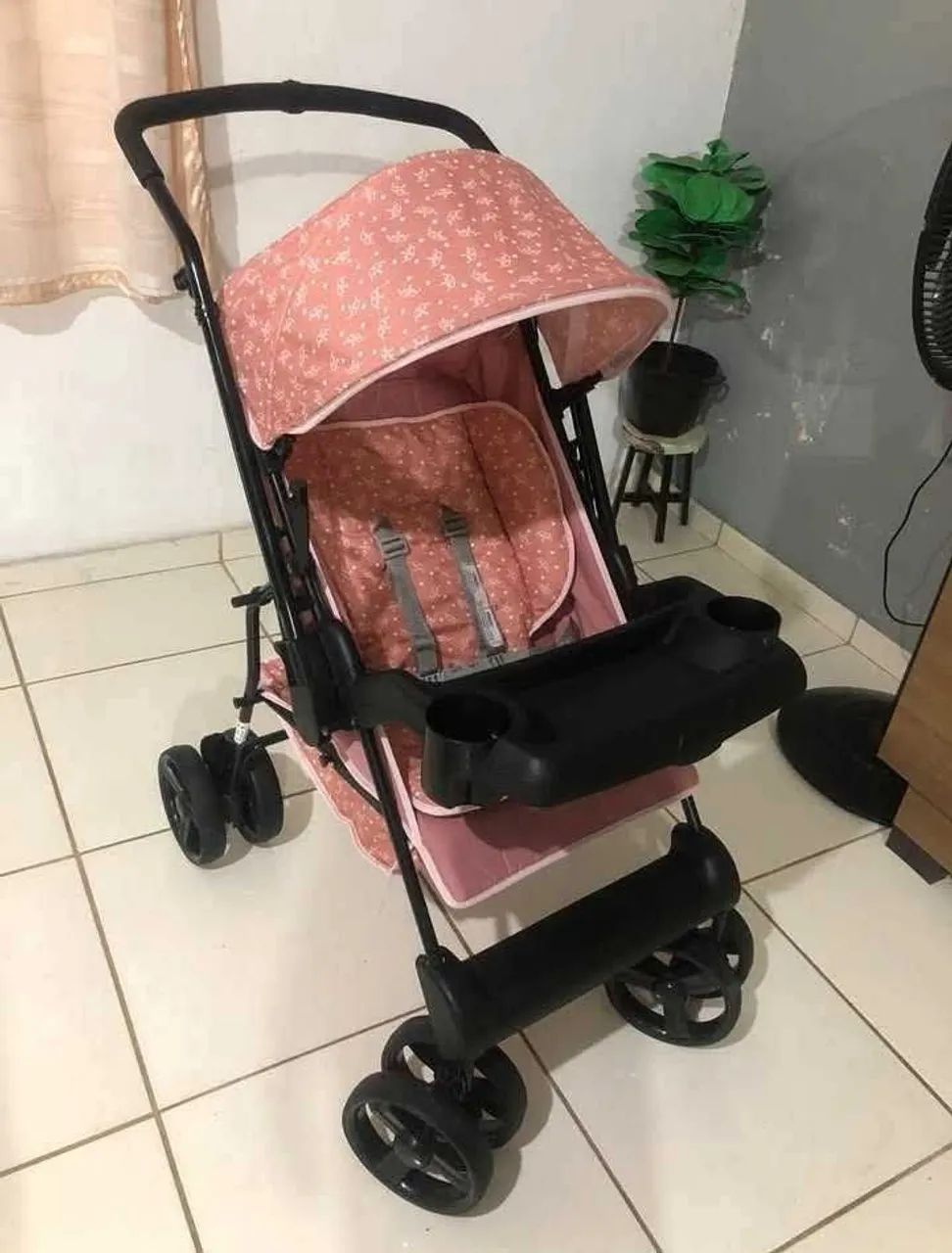 Carrinho de bebê reversível seminovo 