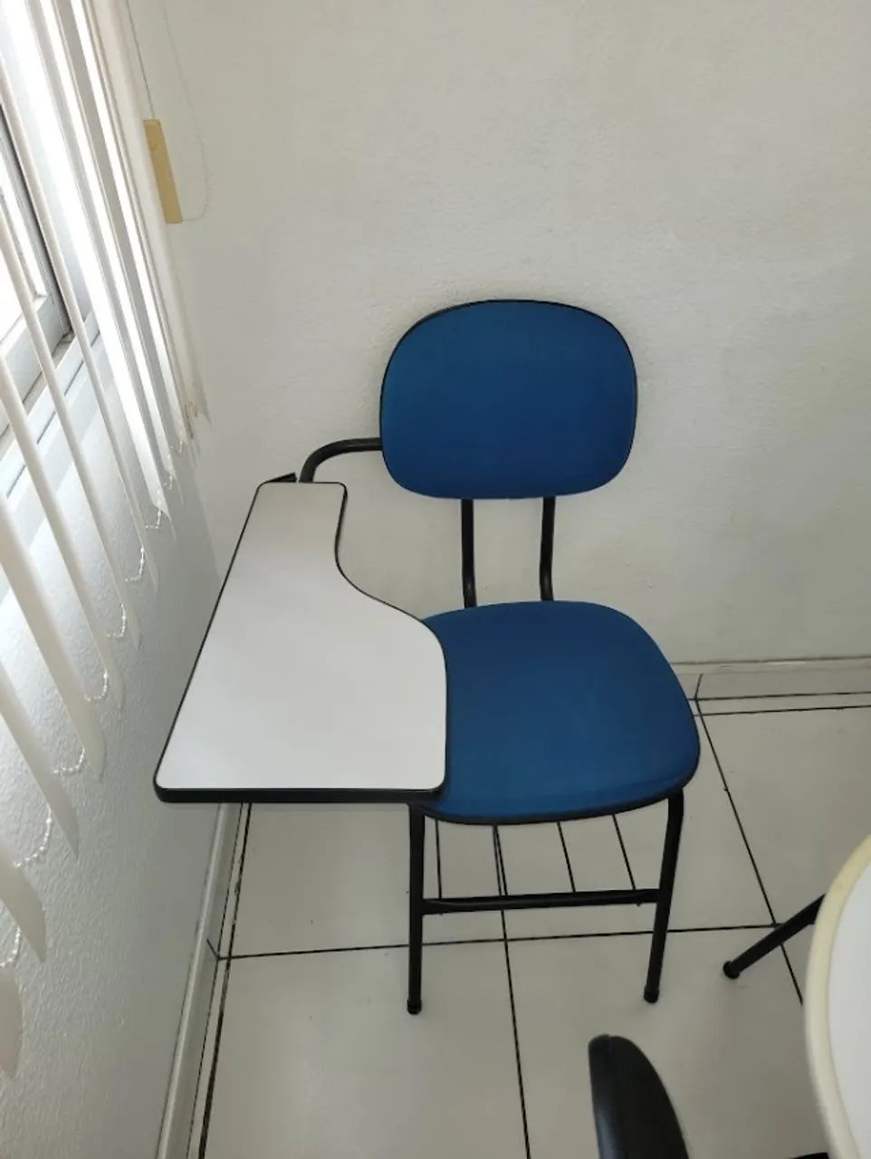 vendo 2 Cadeiras* universitária com prancheta