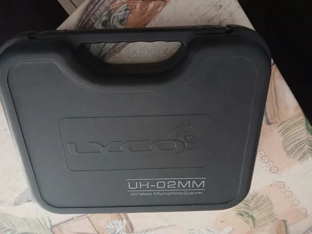 Microfone Sem Fio Duplo Lyco UH-02MM + Base + Maleta - Super Novo - Foto 3