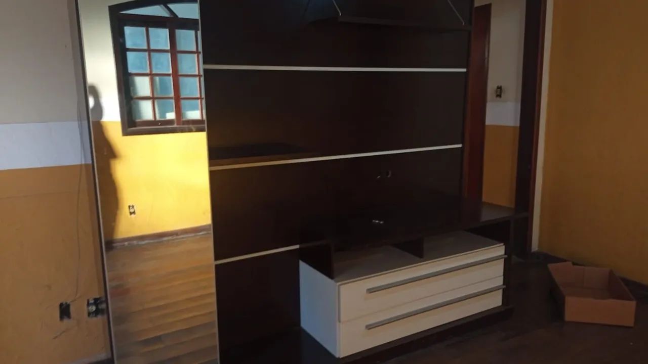 Rack com suporte de televisão e espelho