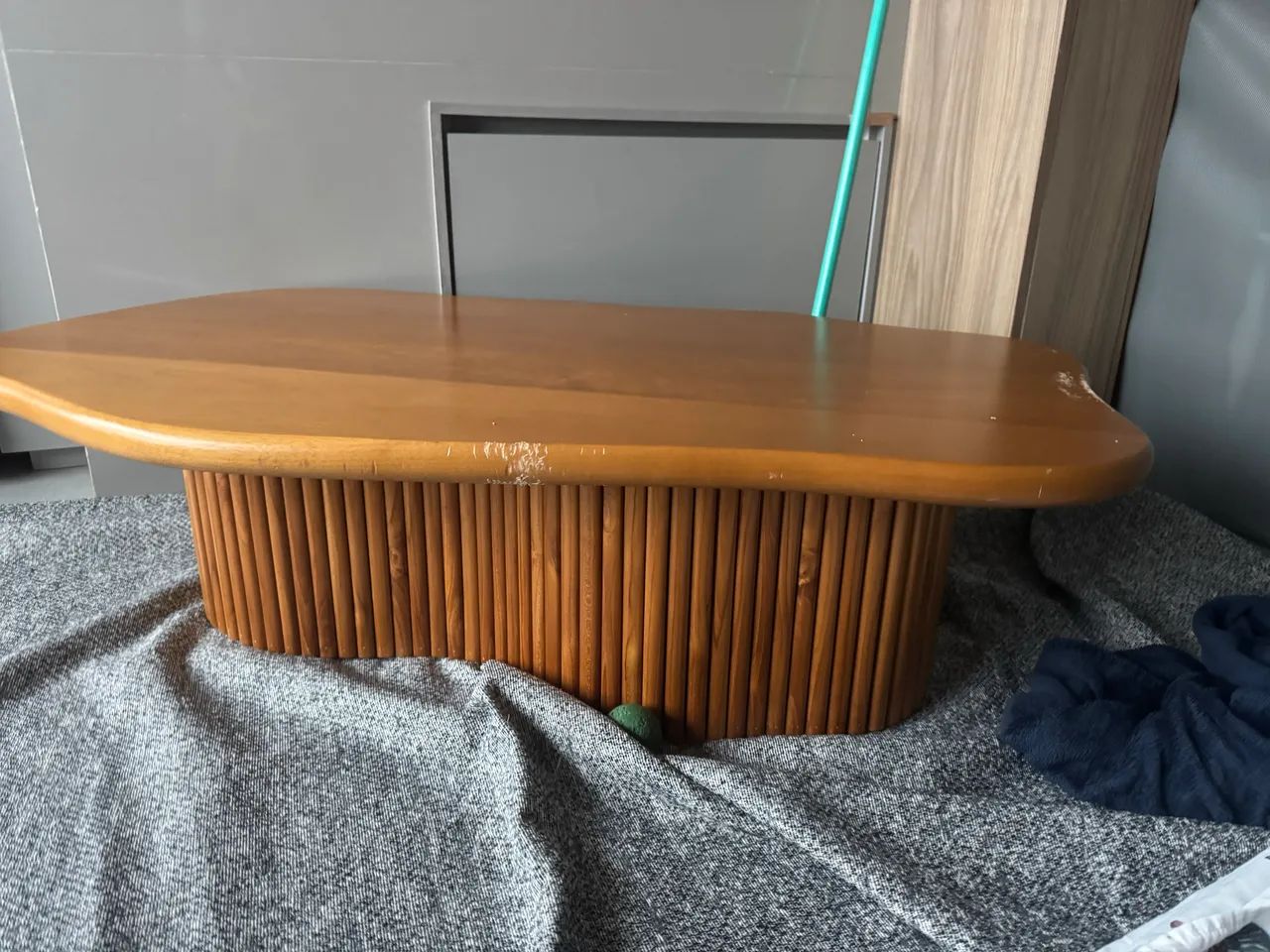 Mesa de centro em madeira base ripada