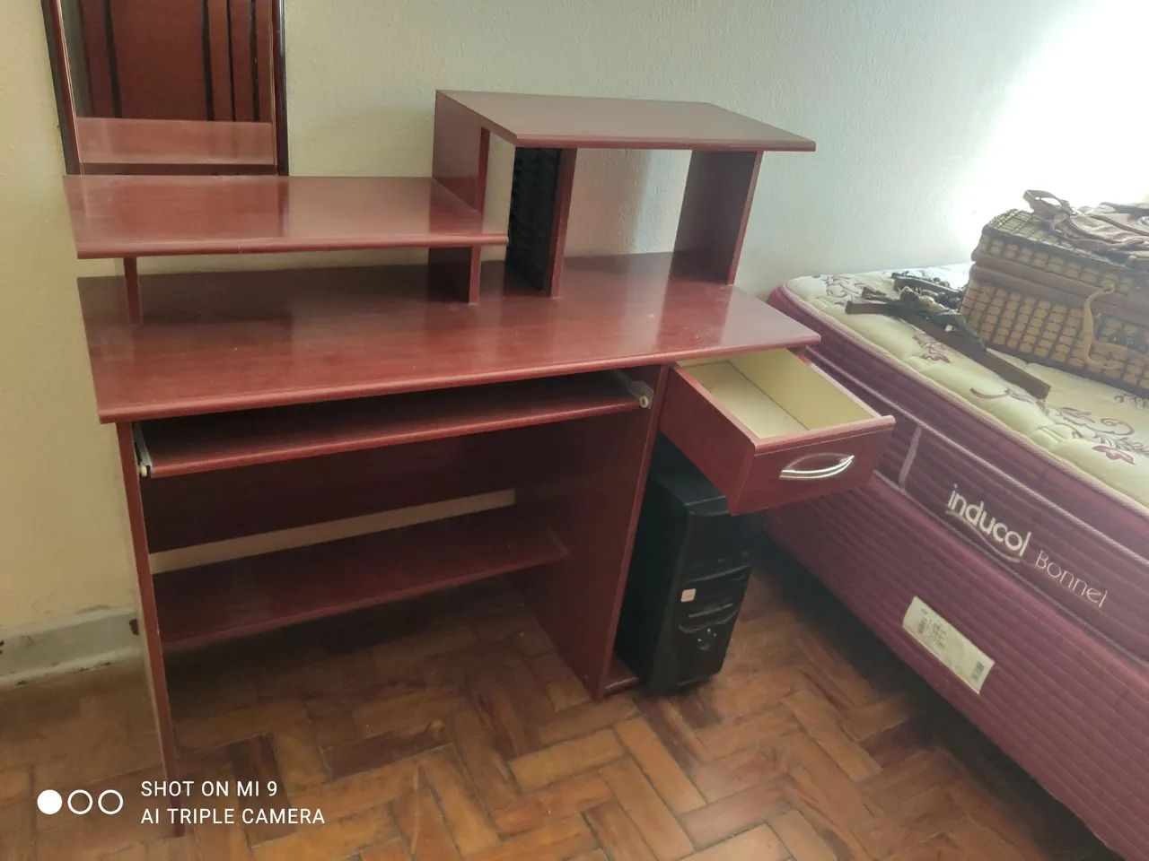 MESA DE MADEIRA PARA COMPUTADOR COM GAVETA  - Foto 3