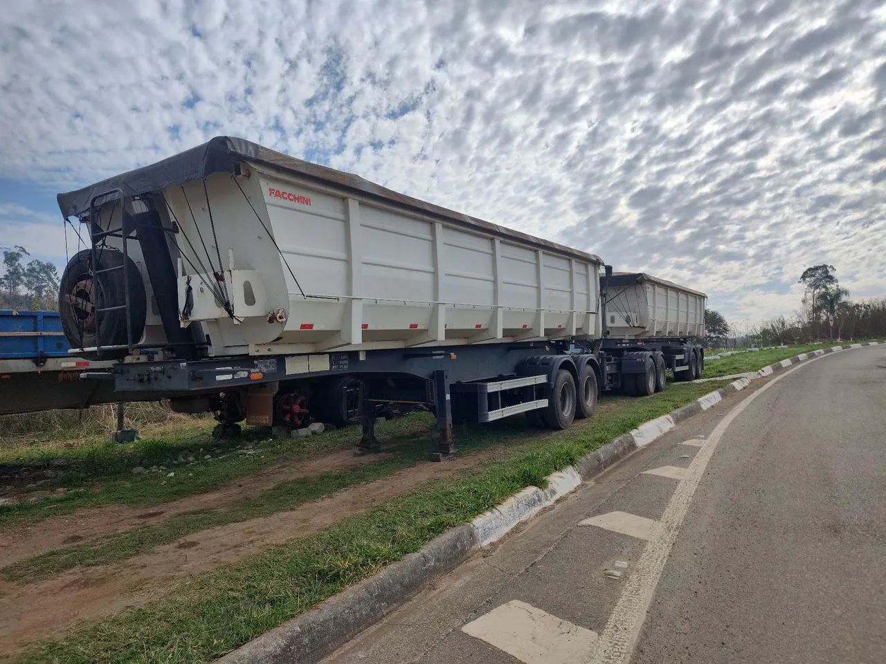 Rodocaçamba carreta 9 eixos Facchini caçamba com pneus