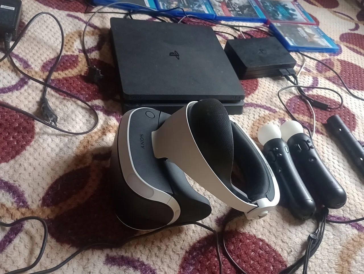 PS4 Slim 1TB + PSVR COMPLETO + 2 Controles + Base Cooler + Jogos PS4 Slim 1TB + PSVR COMPLETO + 2 Controles + Base Cooler + Jogos