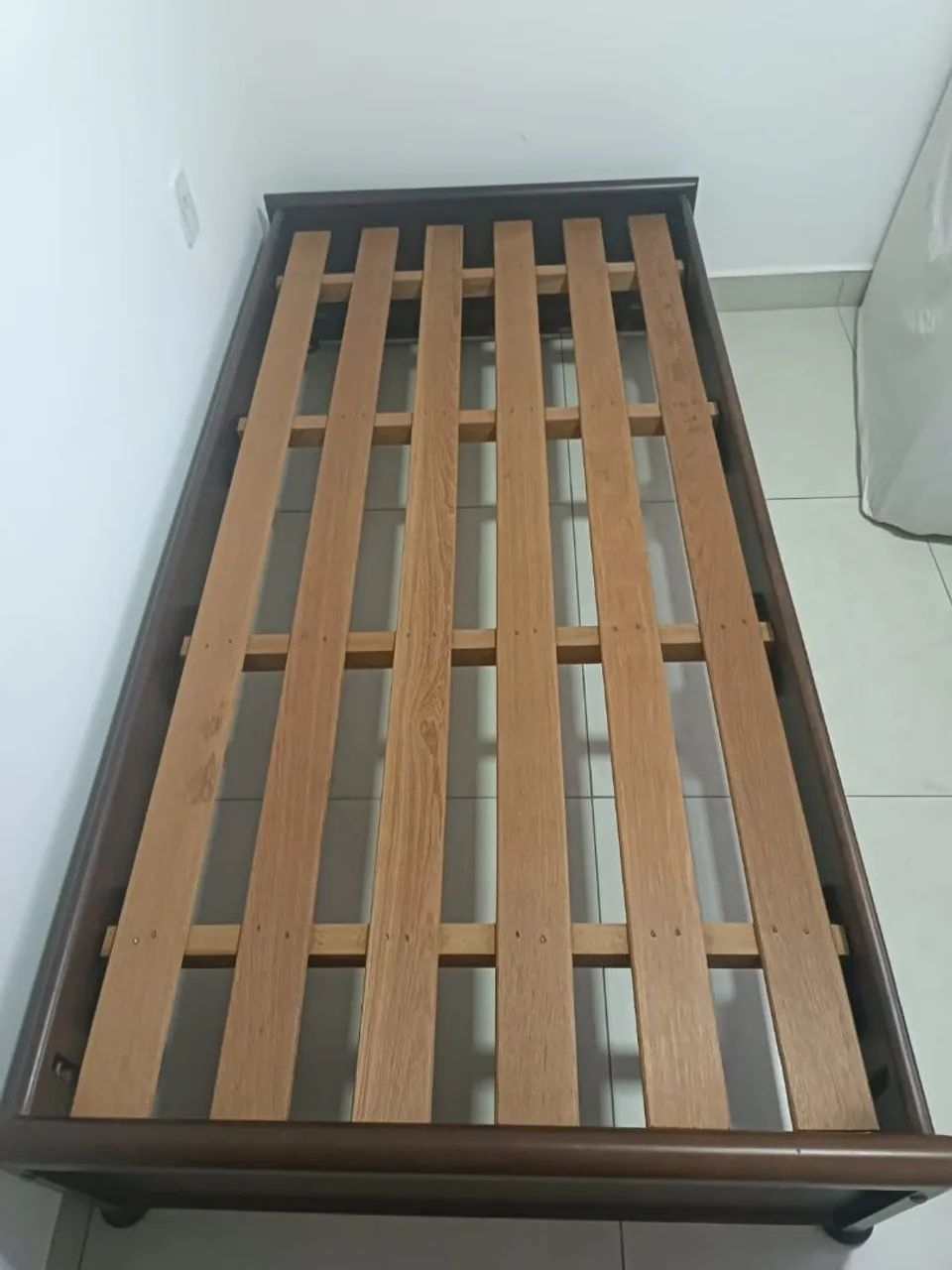 Vendo cama de solteiro em madeira tratada anti cupim - Foto 3
