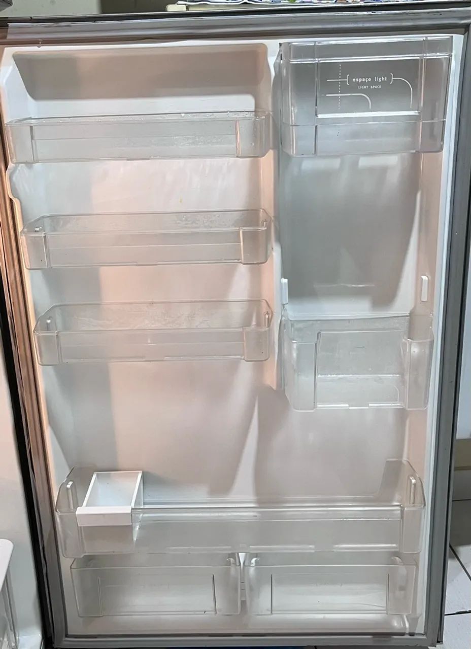 Uma geladeira  - Foto 2