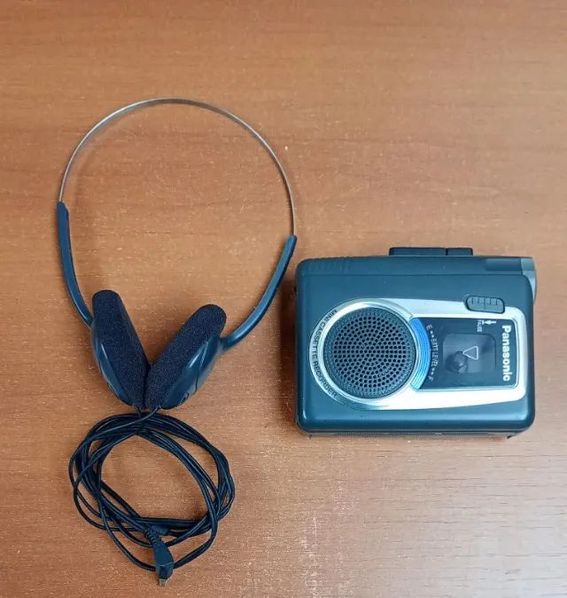 Este gravador de fita cassete portátil é o Panasonic RQ-L10 DV00143