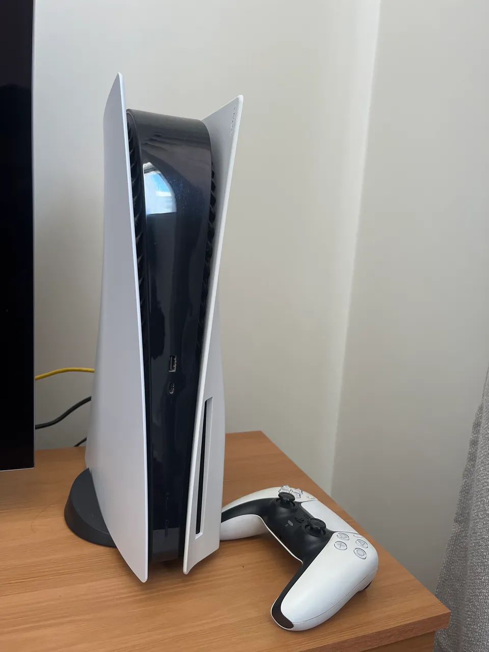 PS5 com leitor de discos e um controle