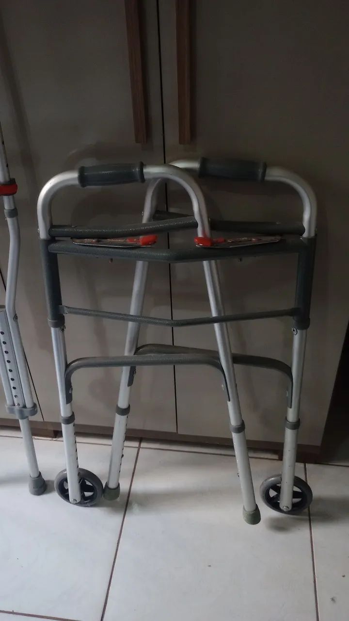 ANDADOR E MULETAS VENDE-SE - Foto 2