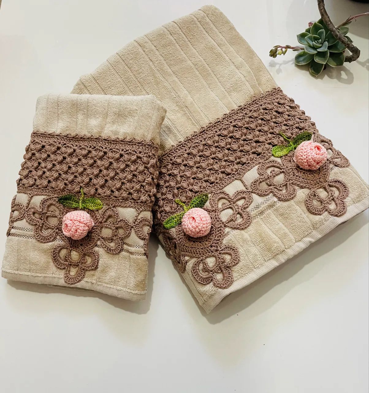 Kit de toalhas com barrado de crochê rosas 