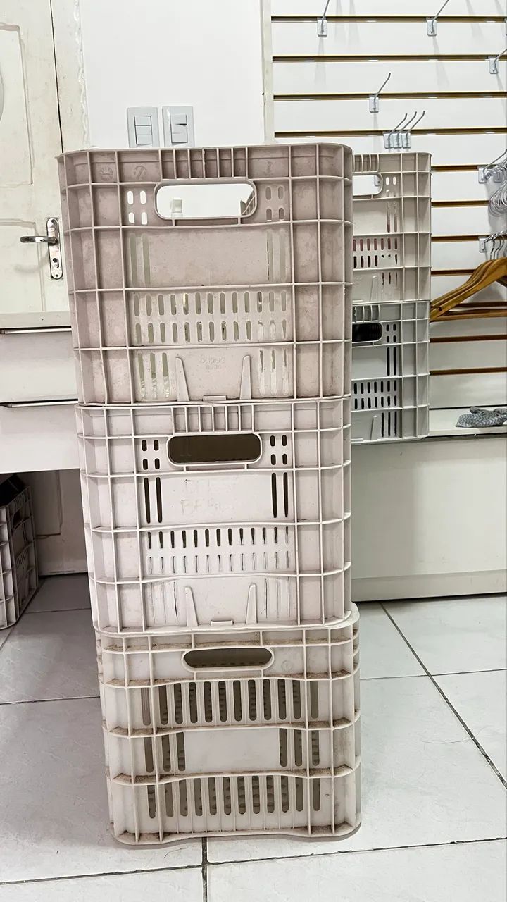 Caixa plástica vazada - Usada - Em bom estado - Foto 2