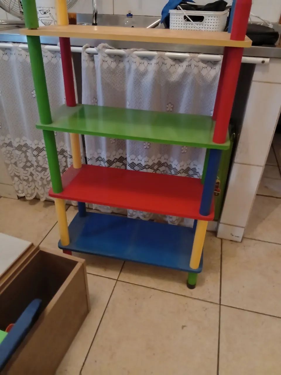 Vendo estante infantil SEMI NOVA . 