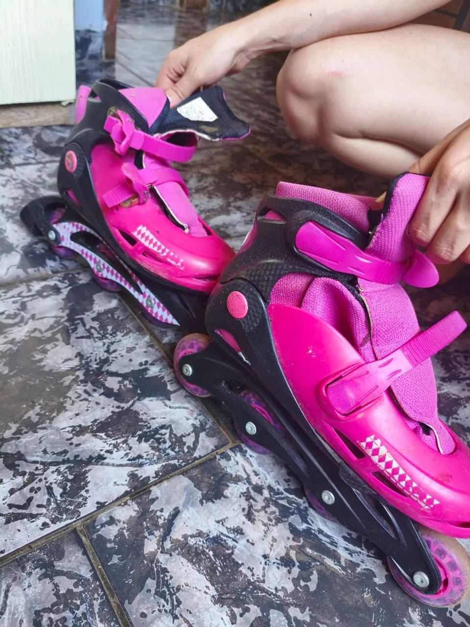 Vende-se patins com algumas proteções por 50 reais. Ele está parado a um tempo  - Foto 2