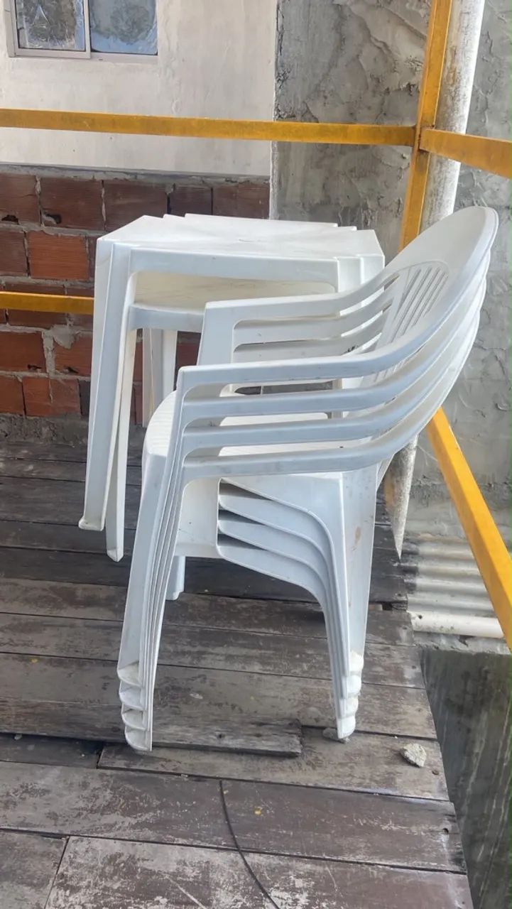 Vendo mesa com 2 cadeira plástica resistente 