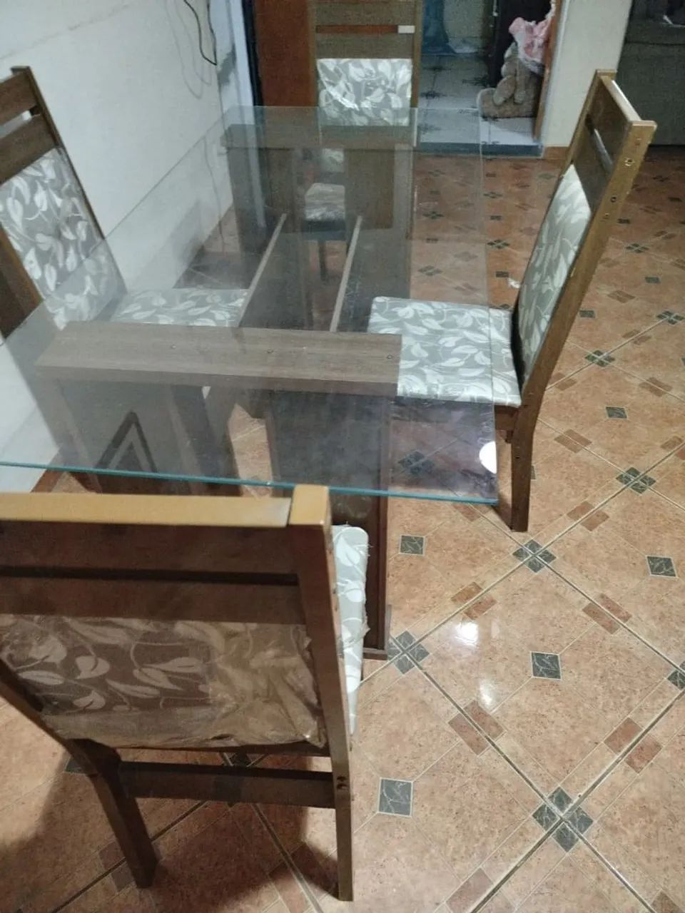 Mesa tampa de vidro /com 4 cadeiras  - Foto 2