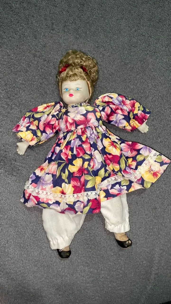 Boneca antiga porcelana