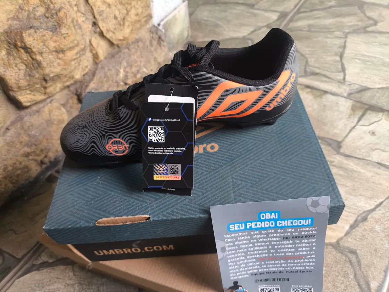 Chuteira umbro nova na caixa - Calçados Esportivos - Vila Pinho
