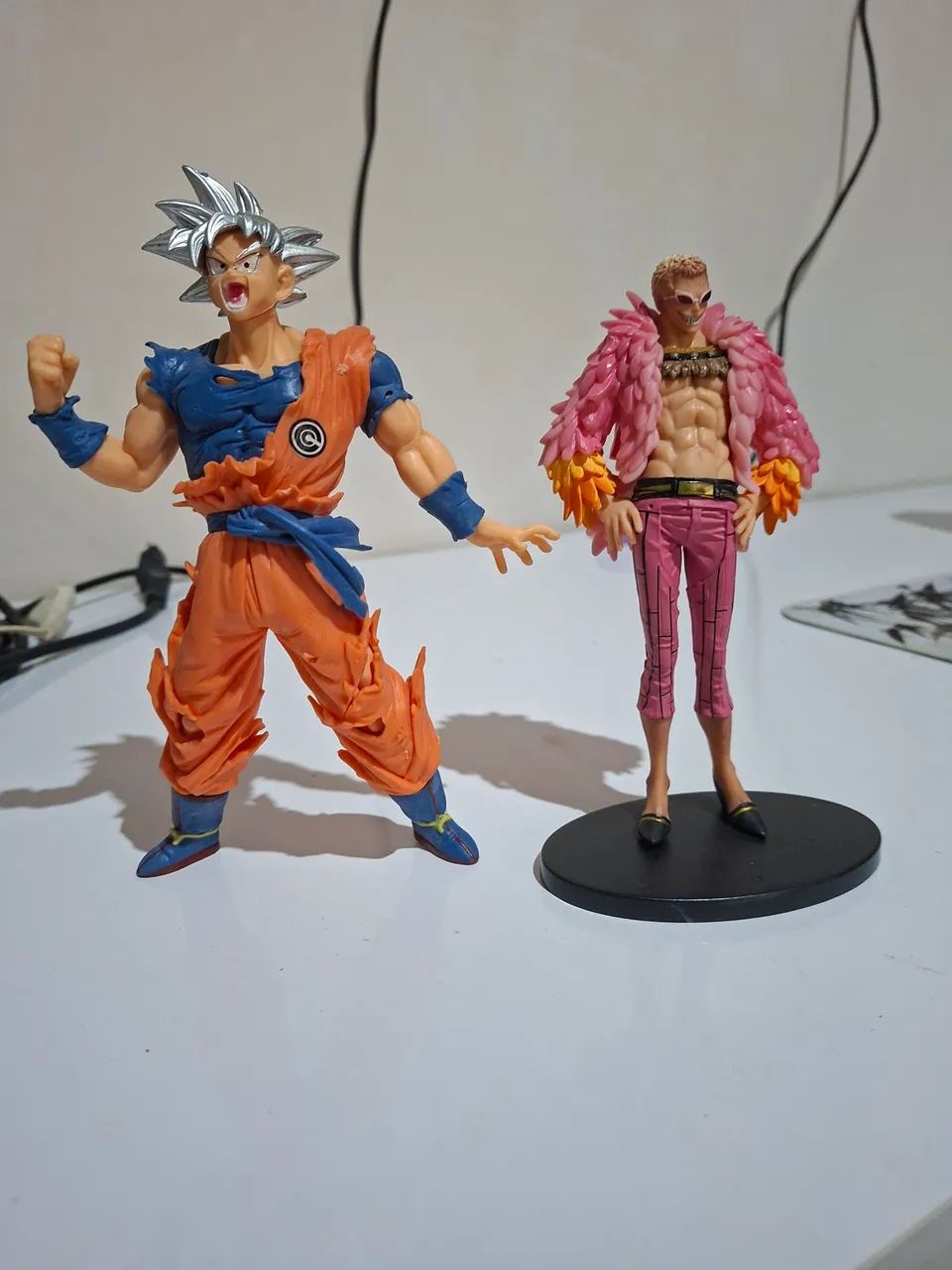 Figure do Goku e Doflamingo, vendo eles juntos ou separados