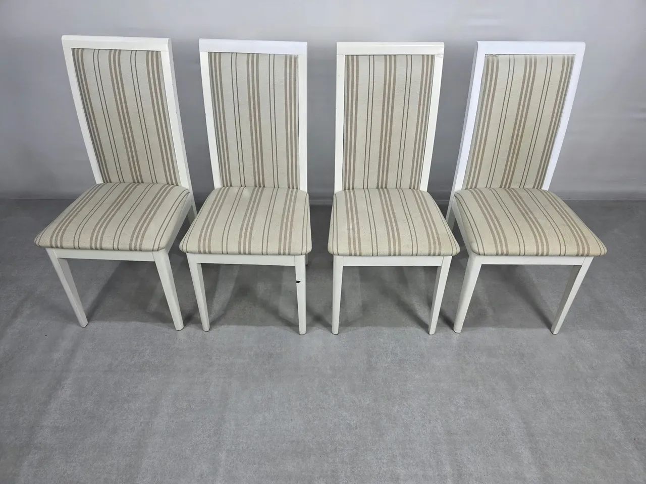 Conjunto de 4 cadeiras de madeira maciça 