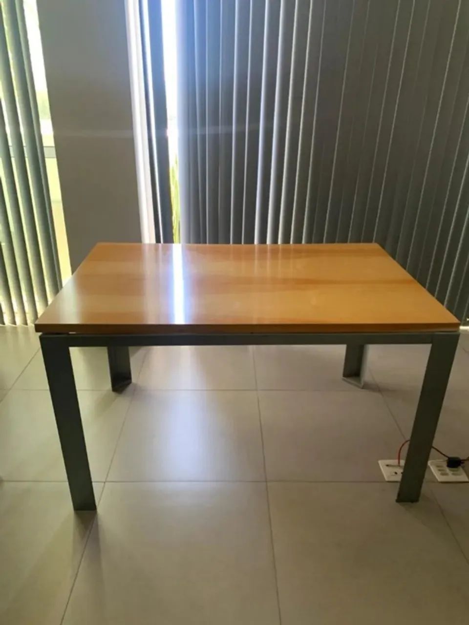 MESA TAMPO AGLOMERADO E PÉS DE AÇO - Foto 2