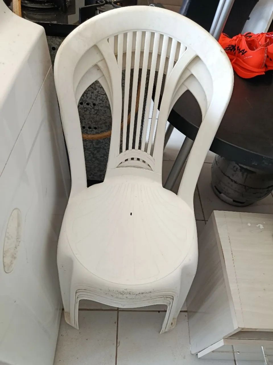 Veja plástica redondo com quatro cadeiras uma está quebrada - Foto 5