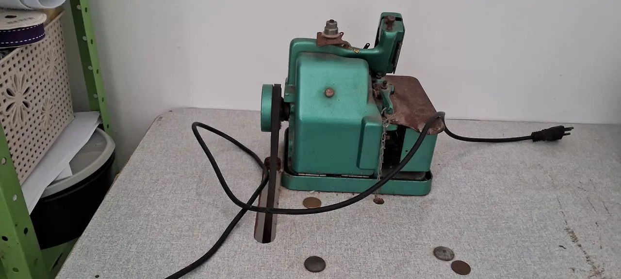 Vendo overlock semi-industrial. Observacao: precisa fazer uma revisão no motor. 