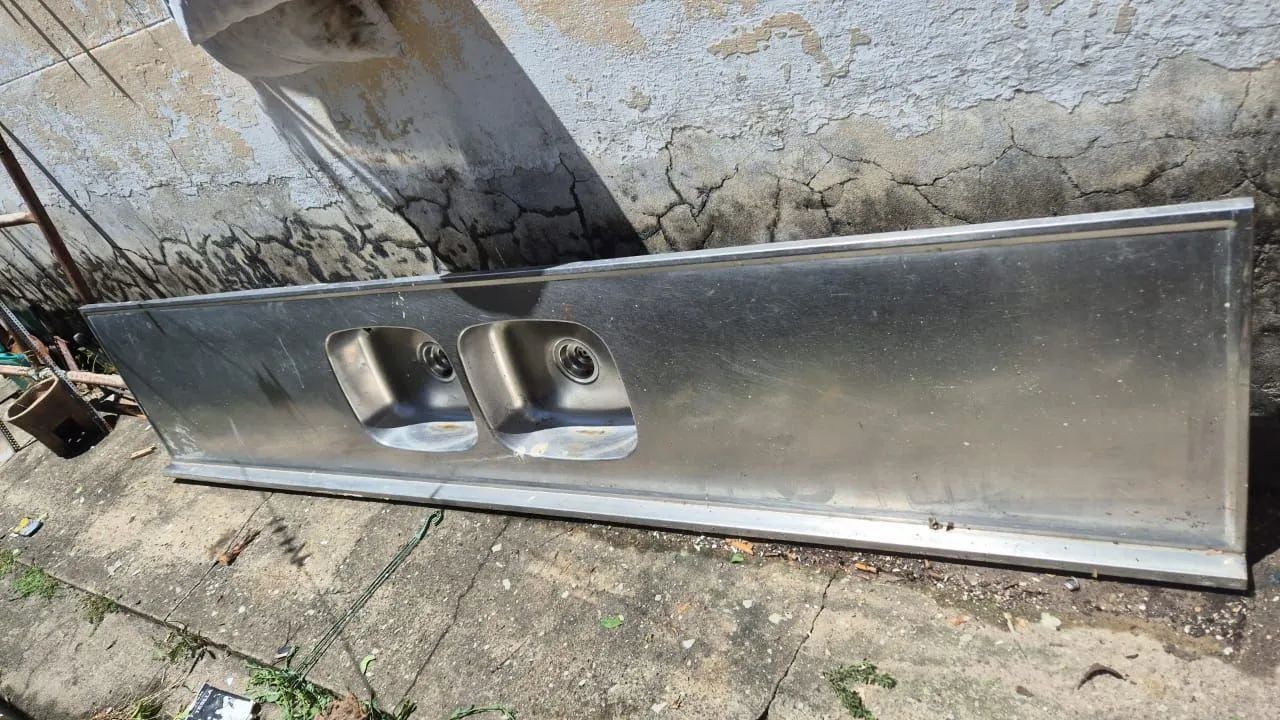 Pia em aço inox com 2 cubas.