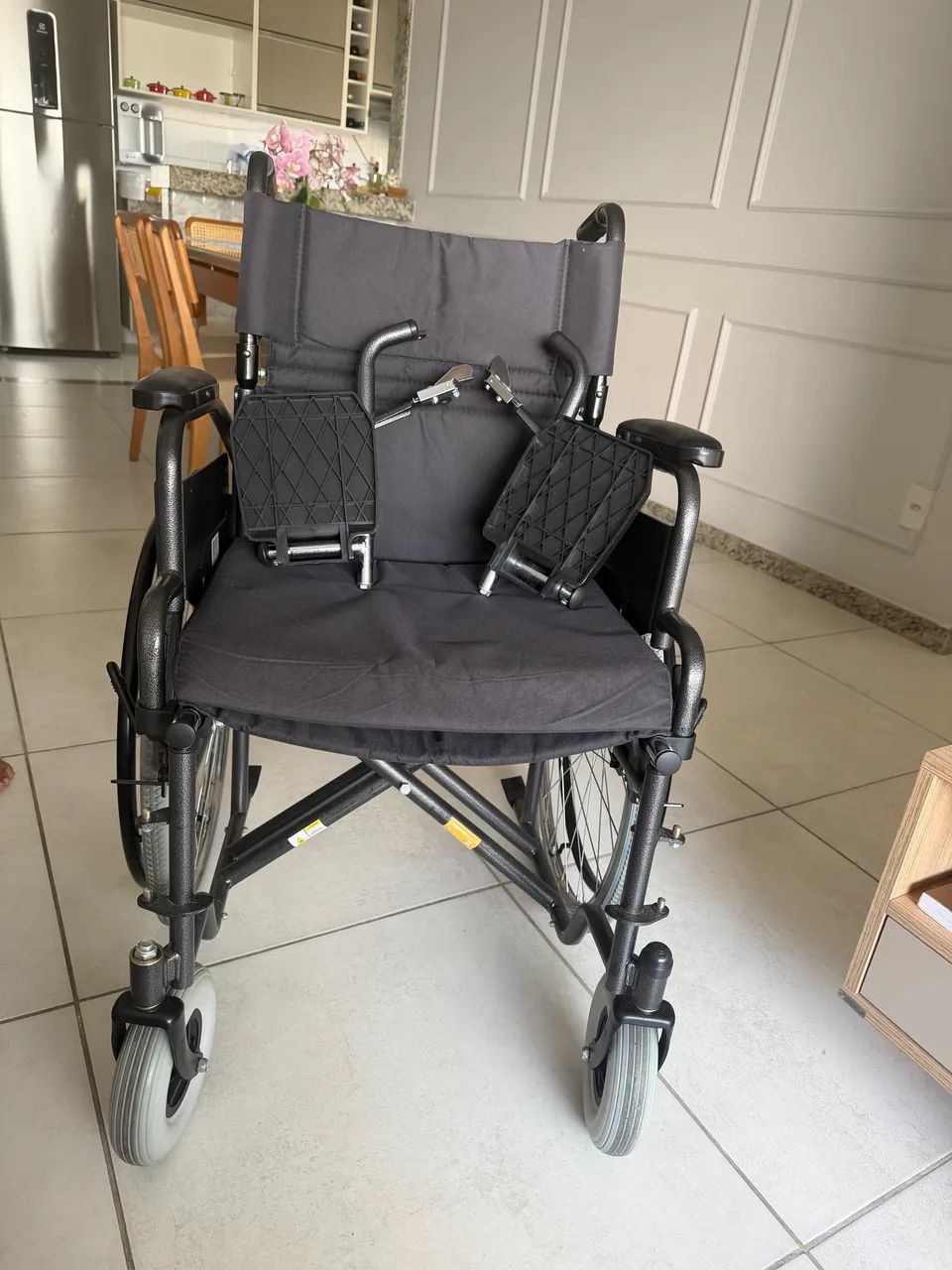 Vendo cadeira de rodas Semi nova 