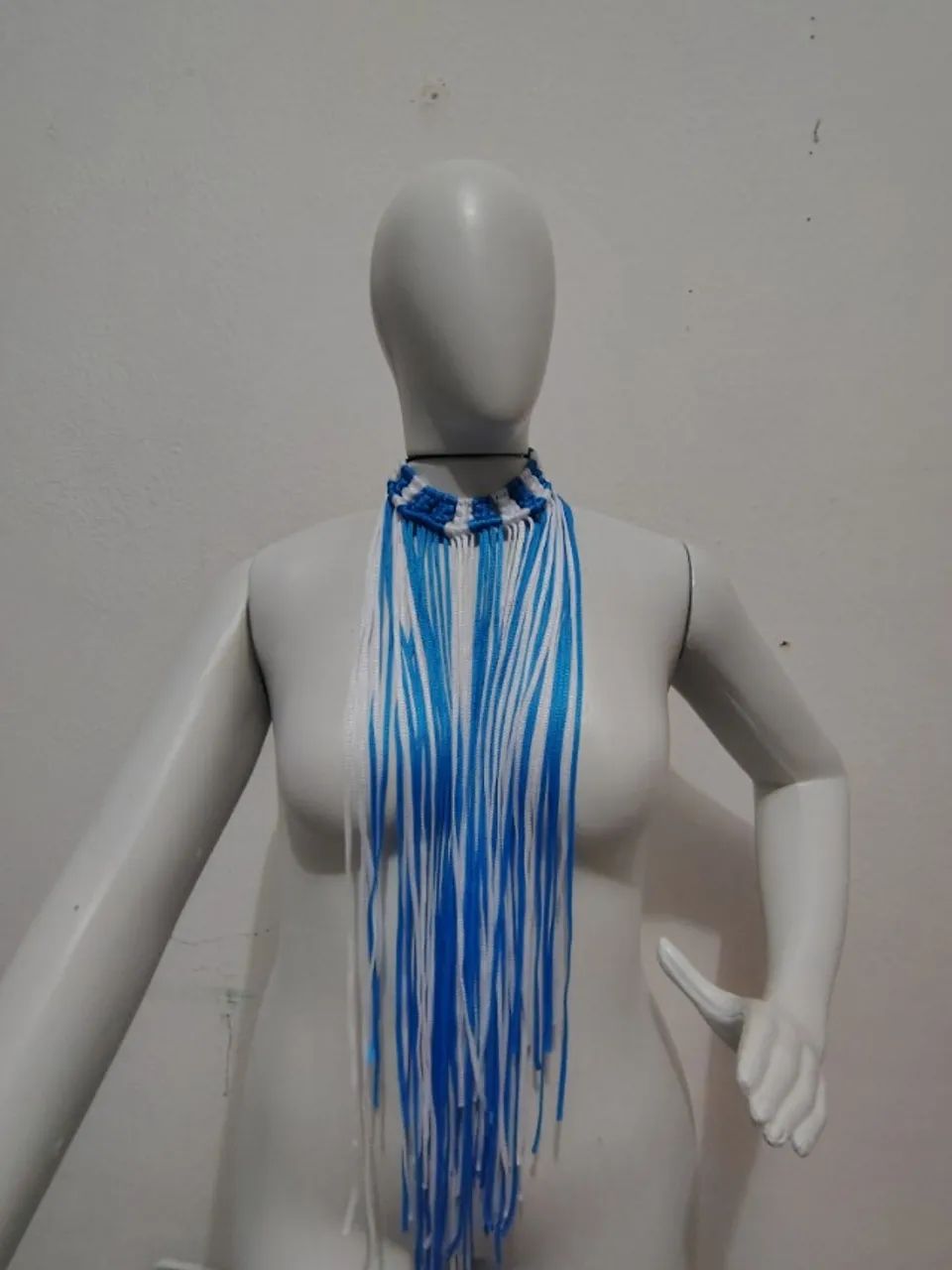 Colar de macramê azul e branco
