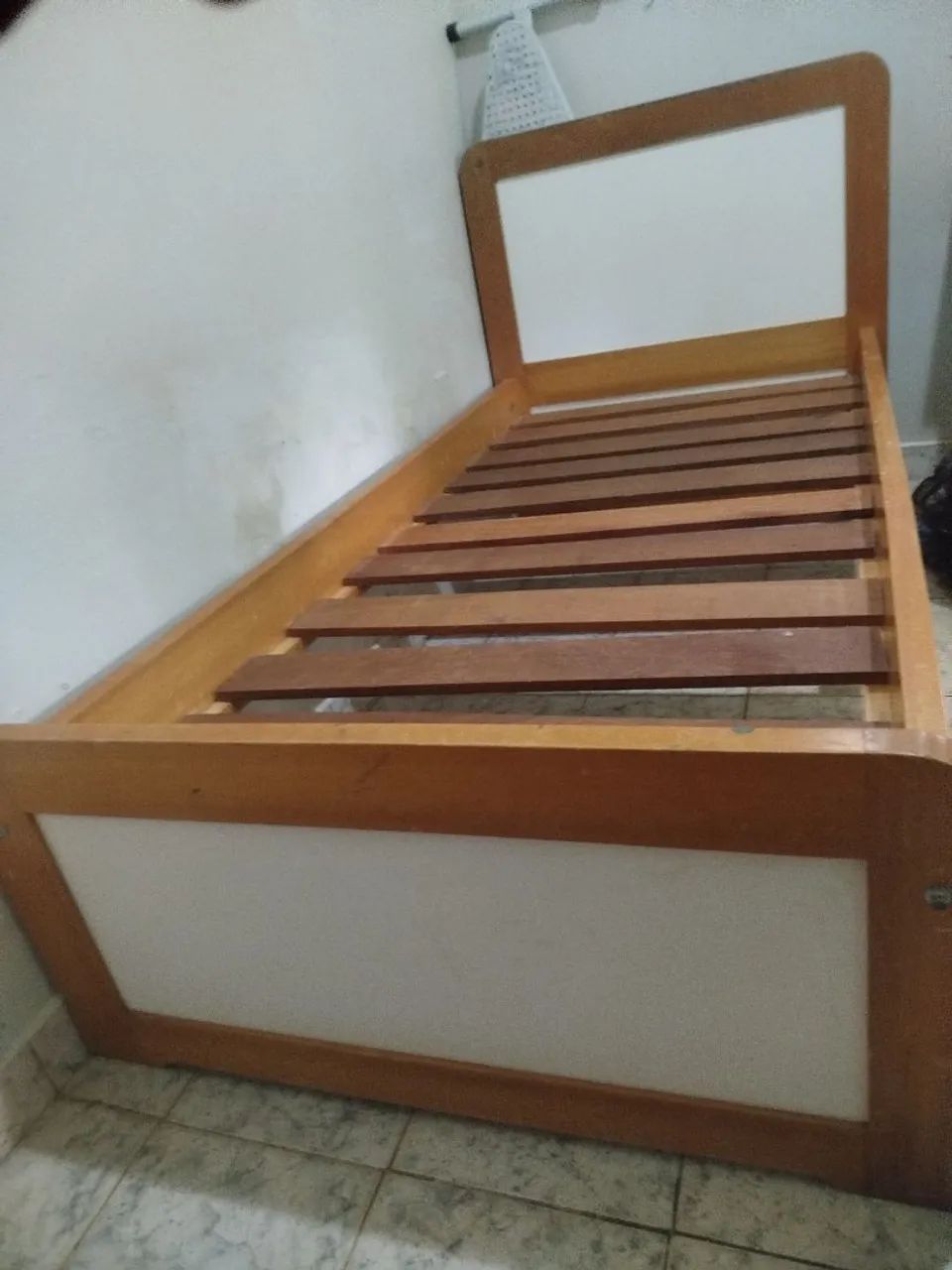 Cama de solteiro em madeira
