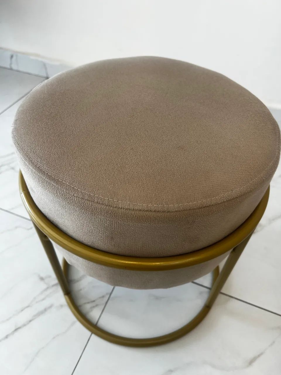 Puff bege com metalon dourado