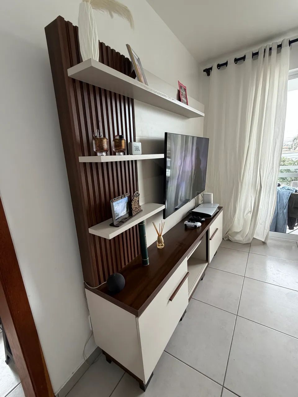 Rack com painel para sala de estar 