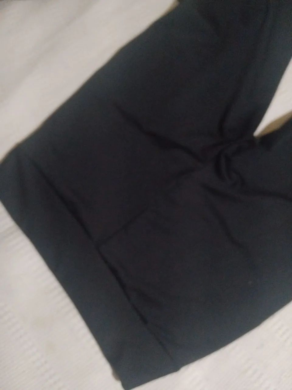 Calça preta novíssima  com ziper na frente g - Foto 3