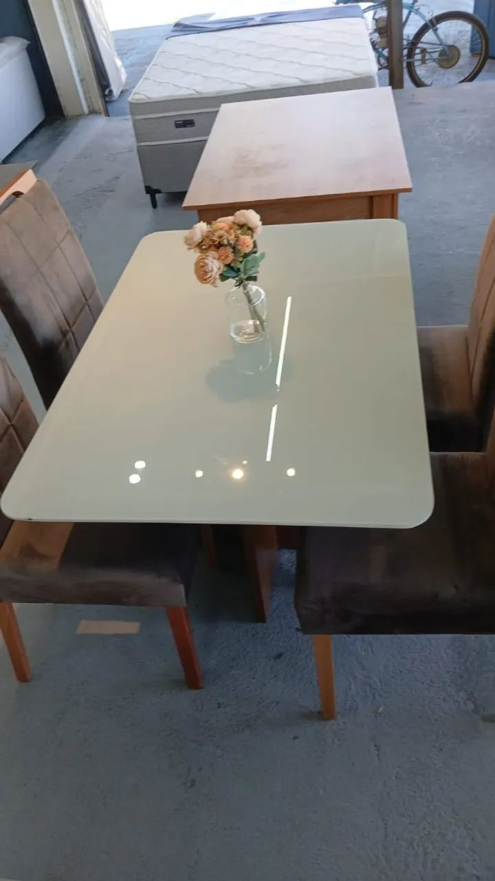 mesa madeira maciça tempo de vidro com 4 cadeiras - Foto 2