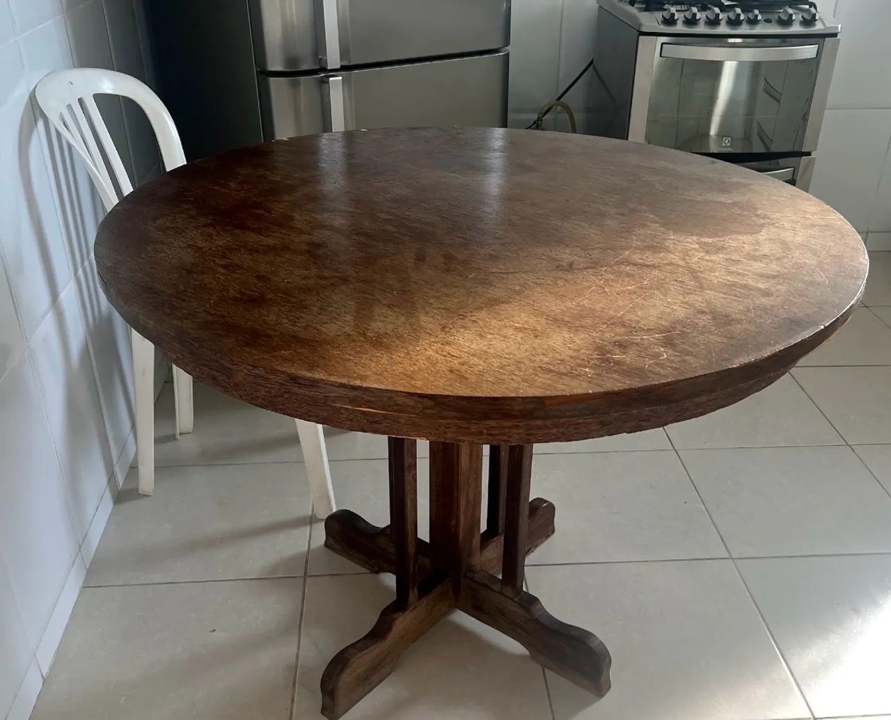 Mesa de madeira com 4 cadeiras 