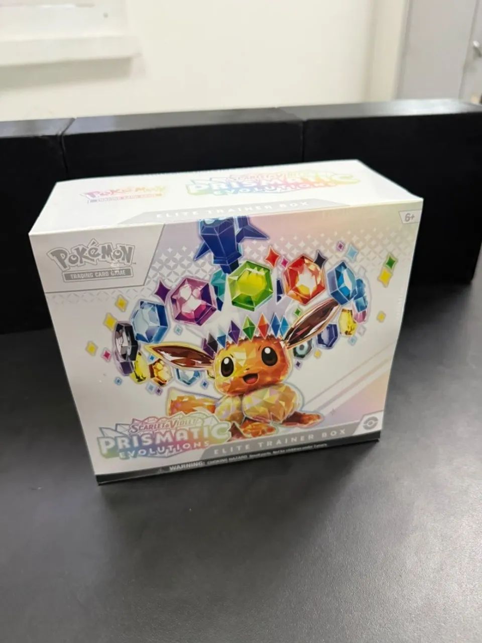 Pokémon TCG Prismatic Evolutions ETB Elite Trainer Box Inglês Lacrada