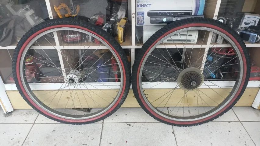 Par de aros 26 Araya made in japan com pneus, câmaras e catraca 6V 529,00 somos loja  0701