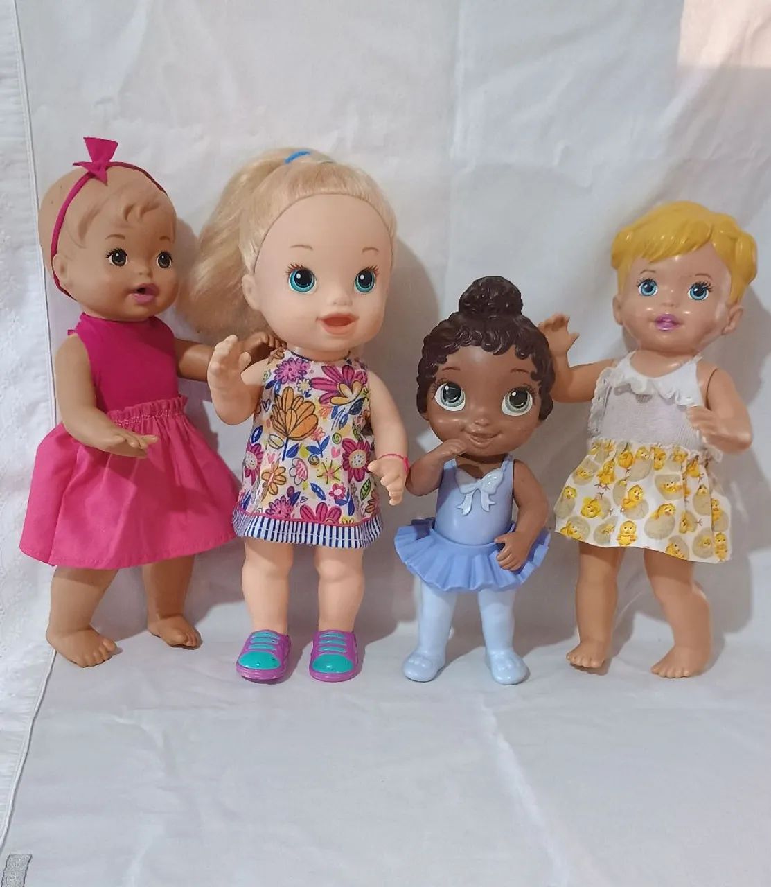 Lote com quatro bonecas usadas 